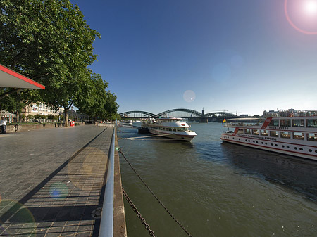 Schiff fährt über den Rhein Fotos