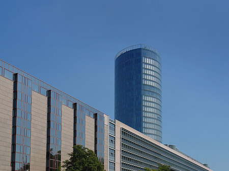 Foto Triangelturm hinter Häusern