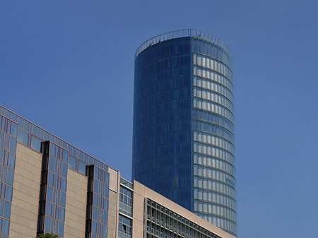 Triangelturm hinter Häusern